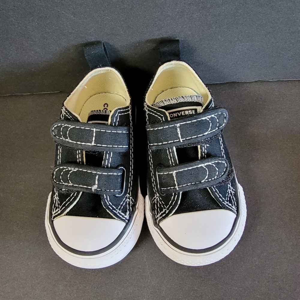 Black converse . Toddlers size 4